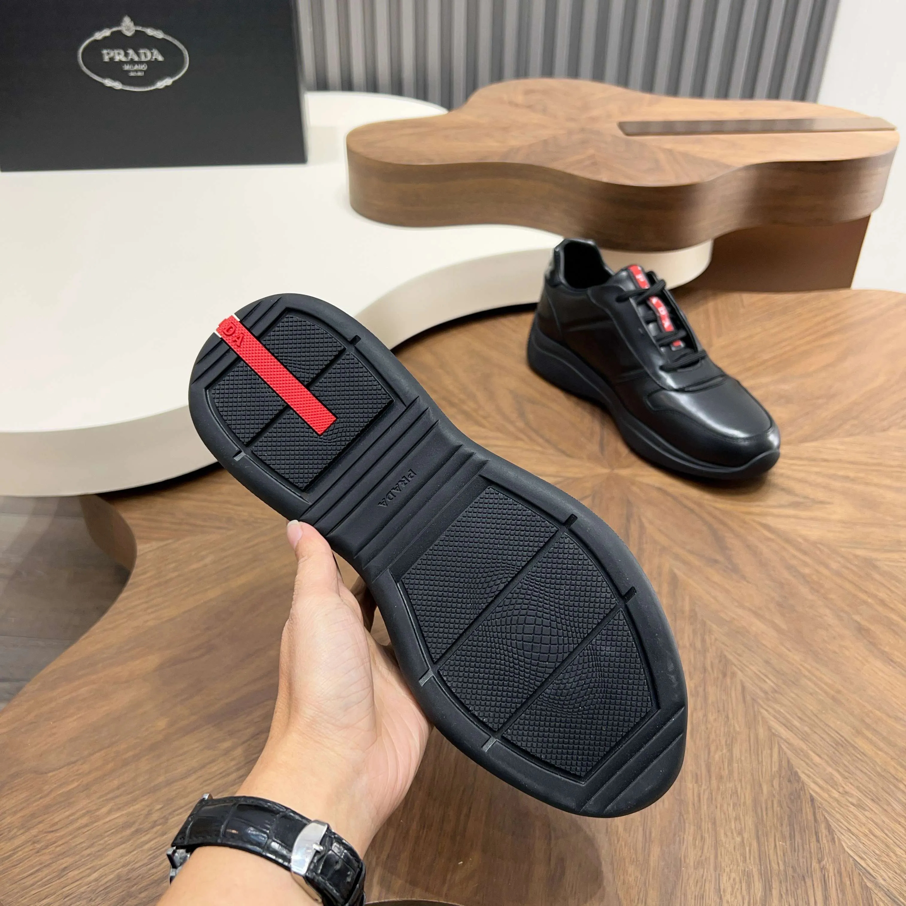 Men's shoes 💰720 Prada/Prada men's new leather sneakers. These sneakers are made of imported calf leather and have a classic penny loafer upper design style, inspired by classic aesthetic concepts. Equipped with 3.5cm iconic red label lightweight elastic rubber soles, fabric and cowhide mixed lining, and silk-printed logo cowhide foot pads. The style is versatile and durable, comfortable and breathable, and comes with a full set of original packaging dust bags! Size: 39-40-41-42-43-44 standard leather shoe size (45 can be customized but returns and exchanges are not supported)